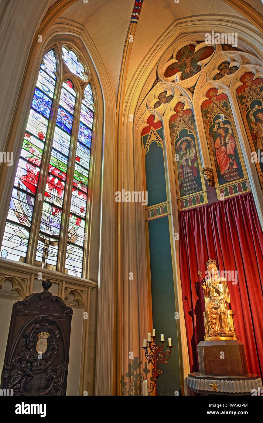 MAASTRICHT, Niederlande - August 03, 2019: Die bunten Innenraum der Basilika des heiligen Servatius, mit einer Statue der Madonna mit Kind Stockfoto