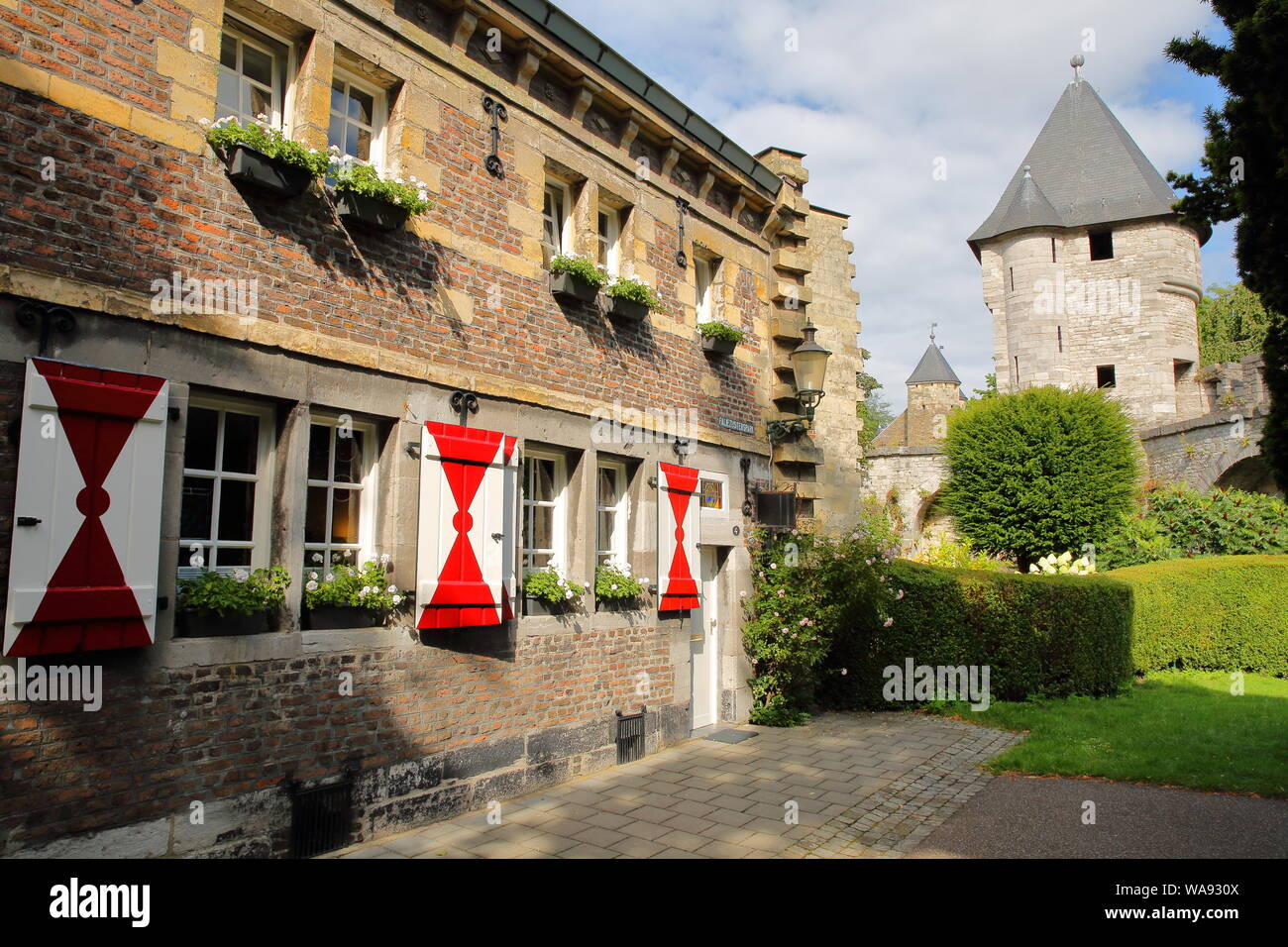 MAASTRICHT, Niederlande - August 03, 2019: Faliezustersklooster, einem ehemaligen Klostergebäude mit festen Mauern im Hintergrund Stockfoto