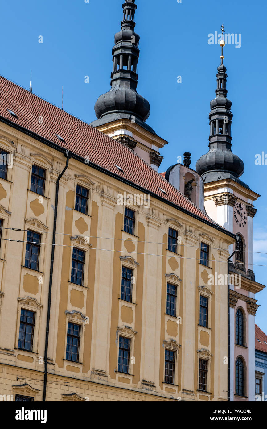 Eine Vielzahl von architektonischen Stilen kann in der von der UNESCO zum Weltkulturerbe Olomouc, Tschechische Republik gefunden werden Stockfoto