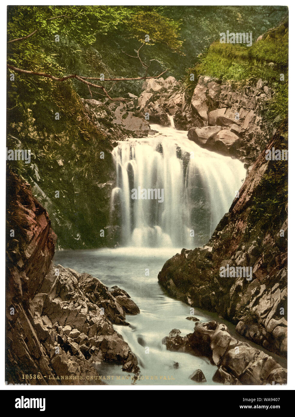 Ceunant Mawr, untere Fallen, Llanberis, Wales; Teil: Blick auf Landschaft und Architektur in Wales im Photochrom print Collection.; Titel von den Detroit Publishing Co., Katalog J - Ausland Abschnitt. Detroit, Mich.: Detroit fotografische Begleitung, 1905.; Weitere Informationen über die Photochrom Print Collection an Http://hdl.loc.gov/loc.pnp/pp.pgz; Drucken Nr. verfügbar ist 10536. Stockfoto