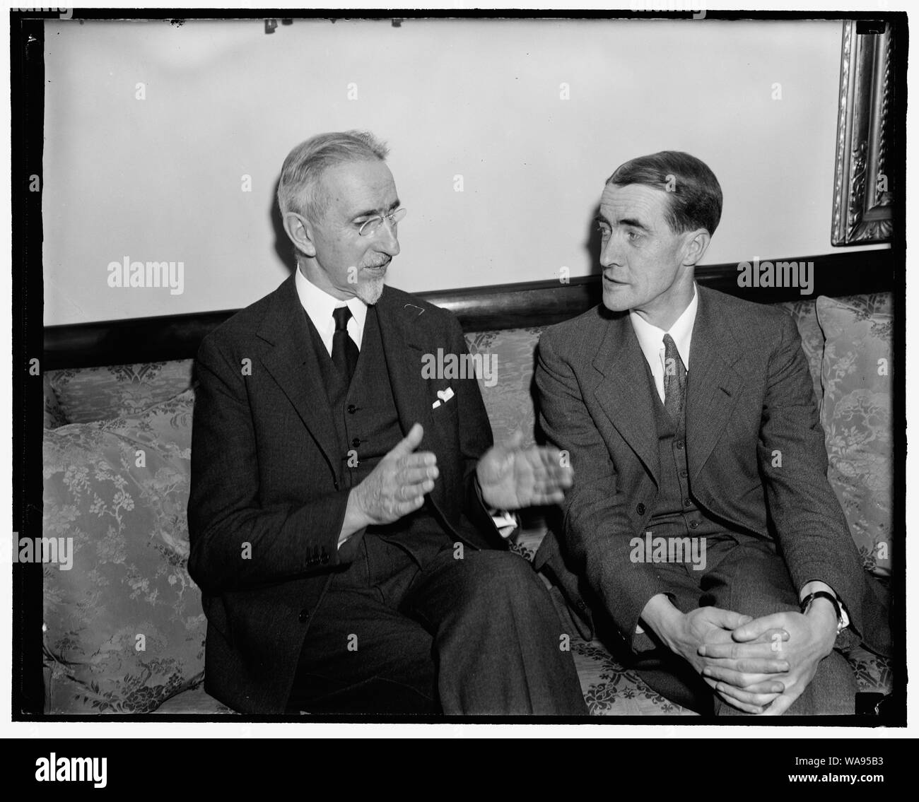 Kaplan König George VI Besucher nach Washington zu. Washington, D.C., am 21. März. Dem verehrten Charles Earle Raven, D.D., Kaplan zu King George VI. von England, Kanon der Ely Cathedral und Regius Professor der Theologie an der Universität Cambridge, ist in Washington als Gast des Hauses können Anson Phelps Stokes, links, von Washington entfernt. Während seines Aufenthalts Rev. Raven wird eine Reihe von Vorträgen geben, 3-21-39 Stockfoto