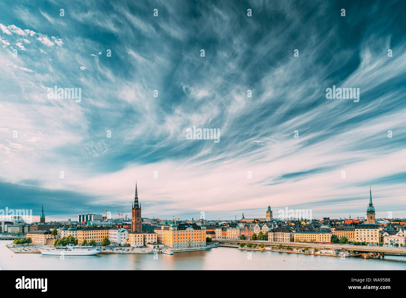 Stockholm, Schweden. Malerische berühmten Blick auf den Bahndamm in der Altstadt von Stockholm im Sommer. Gamla Stan im Sommer Abend. Berühmte beliebtes Ziel Sceni Stockfoto