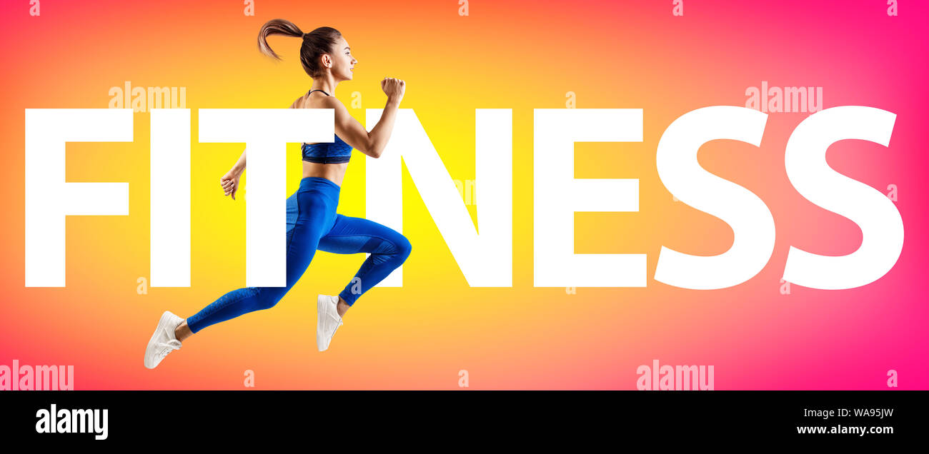 Kreative Collage von Muskel athletische Frau mit dem großen Wort Fitness. Frau springen über bunte gelben und roten Hintergrund. Stockfoto