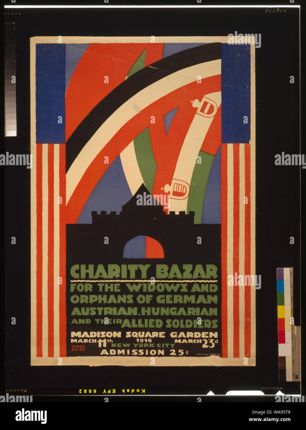 Liebe Bazar [d.h., Basar] für die Witwen und Waisen der Deutschen, Österreichischen, Ungarischen und ihre Alliierten Soldaten Abstract: Poster, Wimpel und Flaggen über dem Eingang. Stockfoto