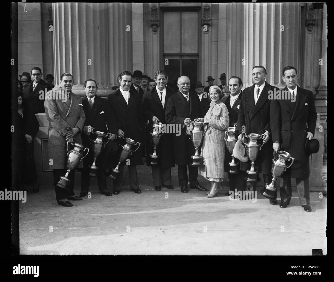 Charles Curtis und Group Holding Trophy Cups Stockfoto
