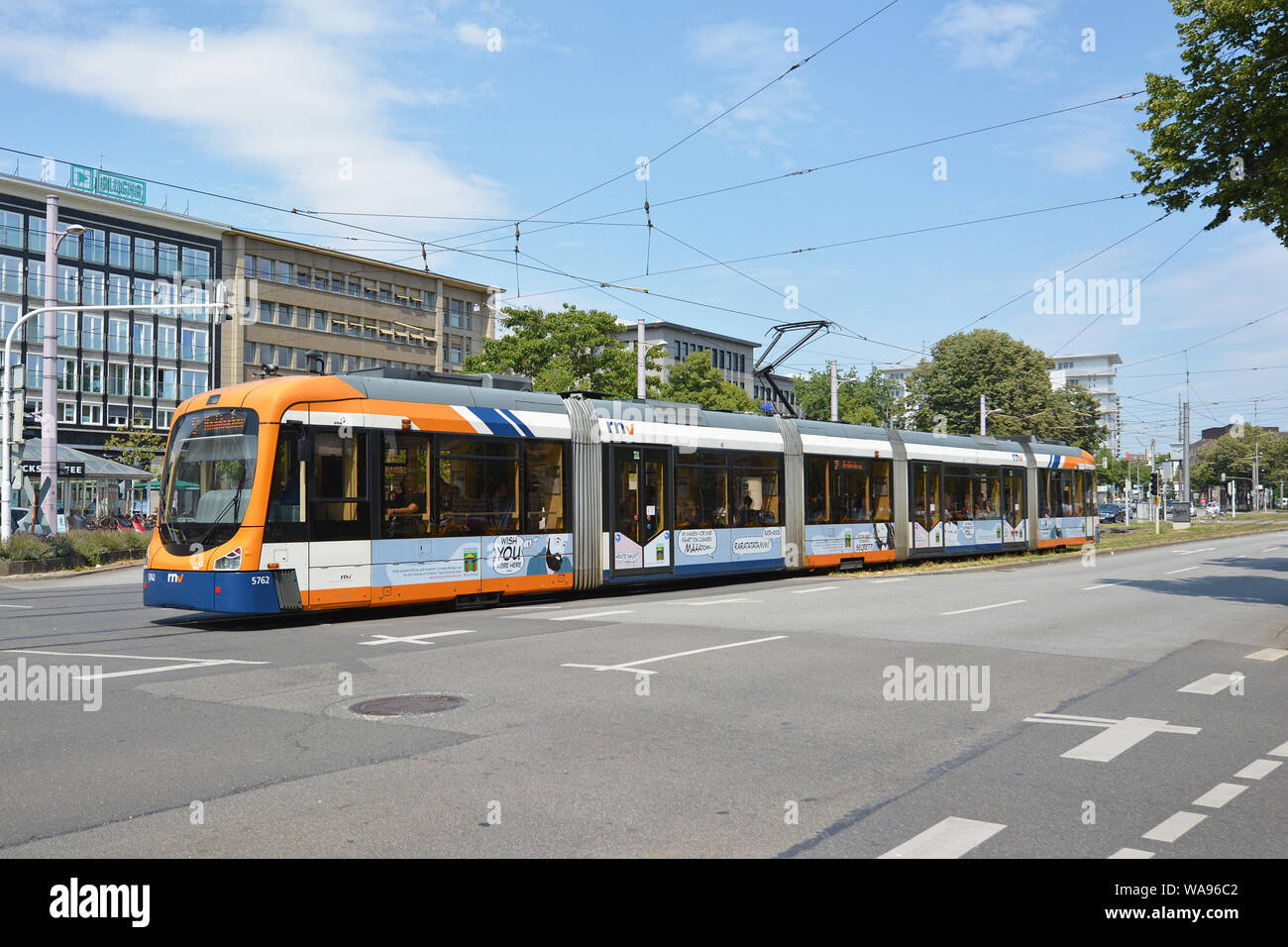 Mannheim, Deutschland - August 2019: voller Länge des Rhein Neckar Region Straßenbahn-Fahrt durch die Stadt an einem sonnigen Sommertag Stockfoto