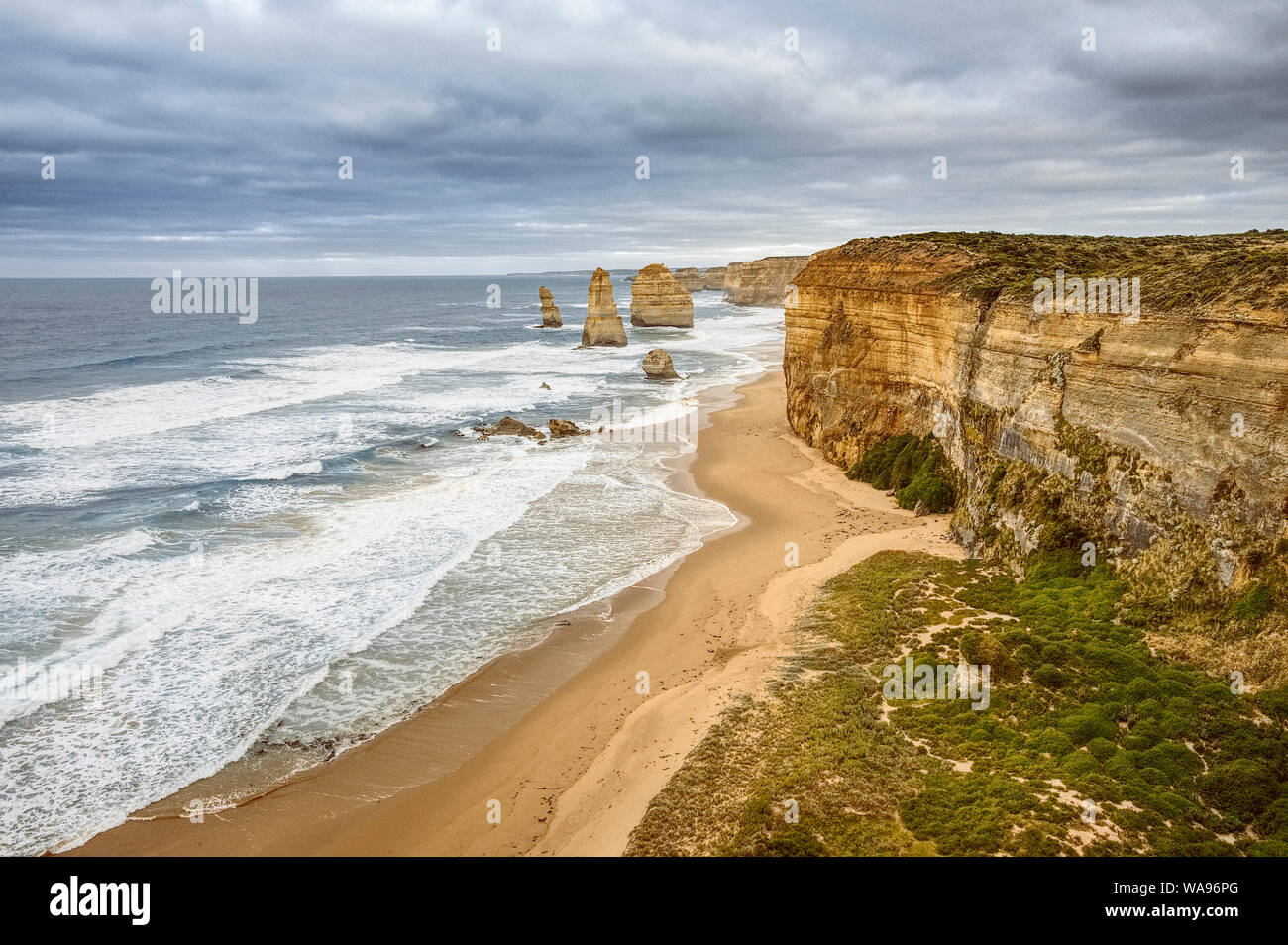 The 12 Apostles, in der Nähe von Port Campbell, Shipwreck Coast, Great Ocean Road, Victoria, Australien, an einem übergiebelten Tag. Stockfoto