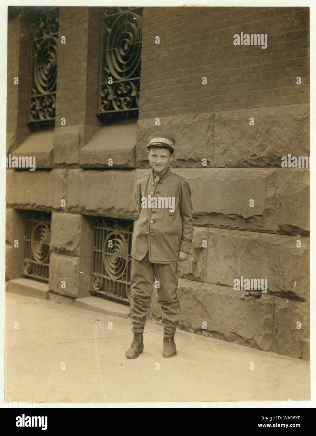 Charles Gibbon, Postal Telegraph Messenger. 14 Jahren, 2 Monaten in Betrieb. Rauchen Sie nicht. Visits Häuser von Prostitution, arbeitet von 8:00 bis 18:00 Uhr Abstrakte: Fotografien aus den Aufzeichnungen des Nationalen Kinderarbeit Committee (USA) Stockfoto