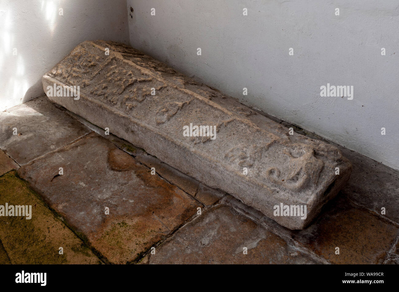Ein alter Stein Sarg Deckel in der Kirche St. Peter, Empingham, Rutland, England, Großbritannien Stockfoto