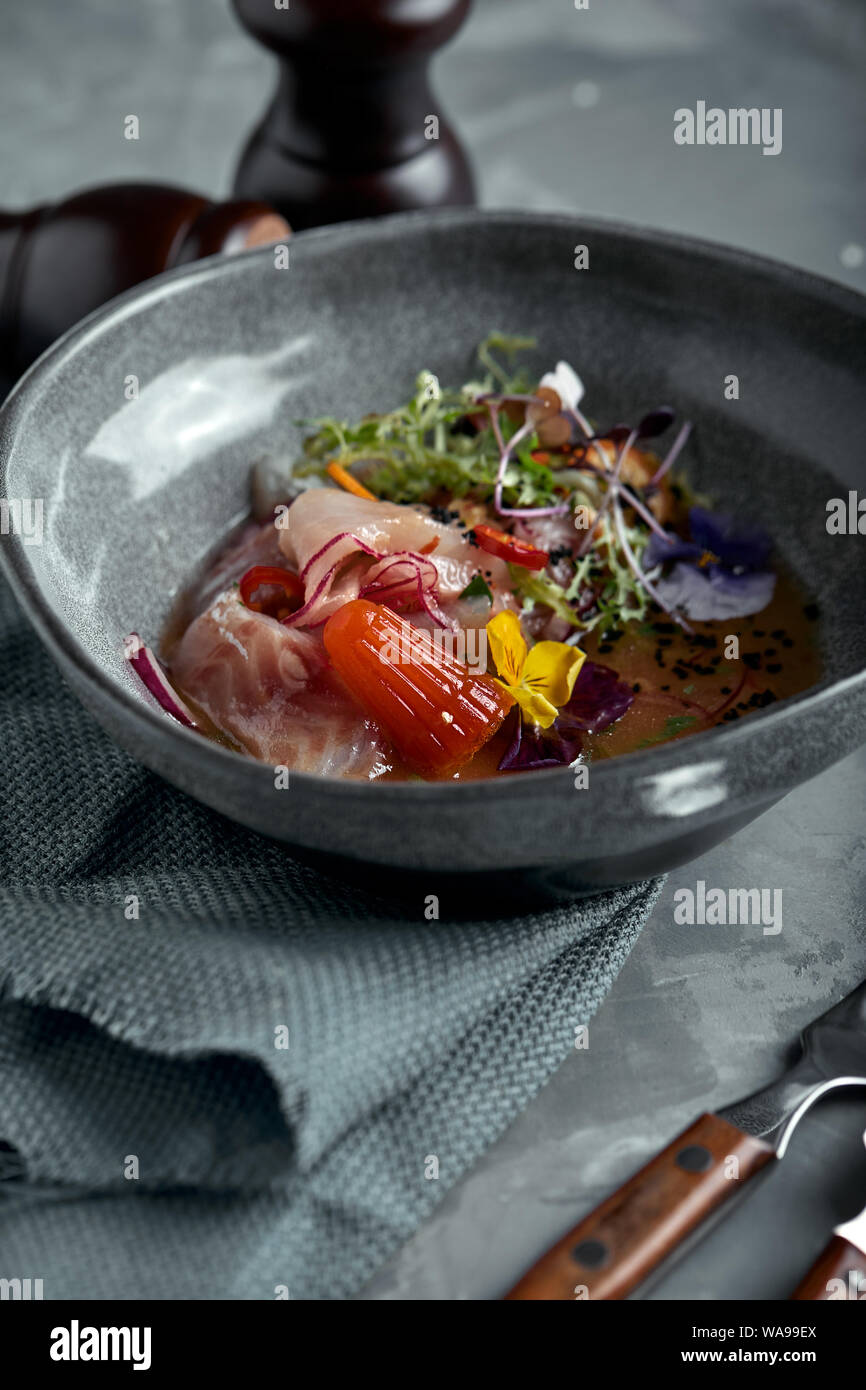 Traditionelle peruanische Küche ceviche von Seebarsch. - Nahaufnahme, Low Key, grauen Hintergrund. Ansicht von oben kopieren Raum Stockfoto