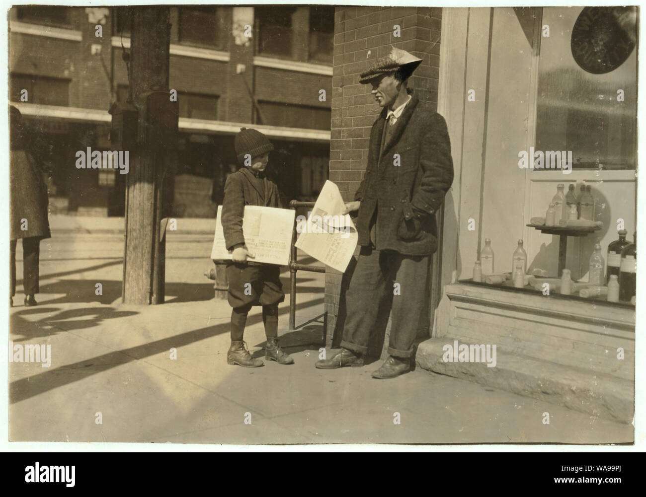 Charlie Talley, 9 Jahre alt, lebt bei 204 N. Douglas St., beginnt um 4 Uhr morgens jeden Tag in der Woche und am Sonntag. Geht auch zur Schule, sagt er. Abstract: Fotografien aus den Aufzeichnungen des Nationalen Kinderarbeit Committee (USA) Stockfoto