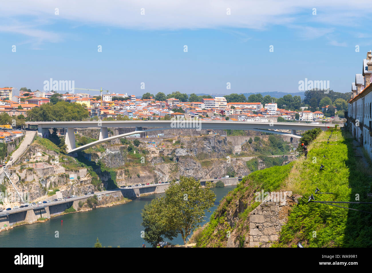 Portugal Porto Porto Ponte do Infante Straßenverkehr Brücke von Gaia Rio Douro Fluss Fußgänger Autos Verkehr Stockfoto