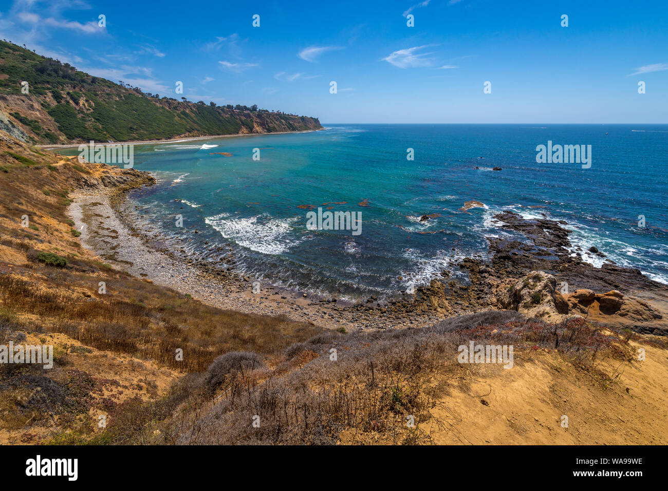 Malerischer Blick auf den südlichen Kalifornien Küste mit hohen Klippen, Felsen und Wellen, die in der rauen Strand, flach Rock Point, Palos Verde Stockfoto