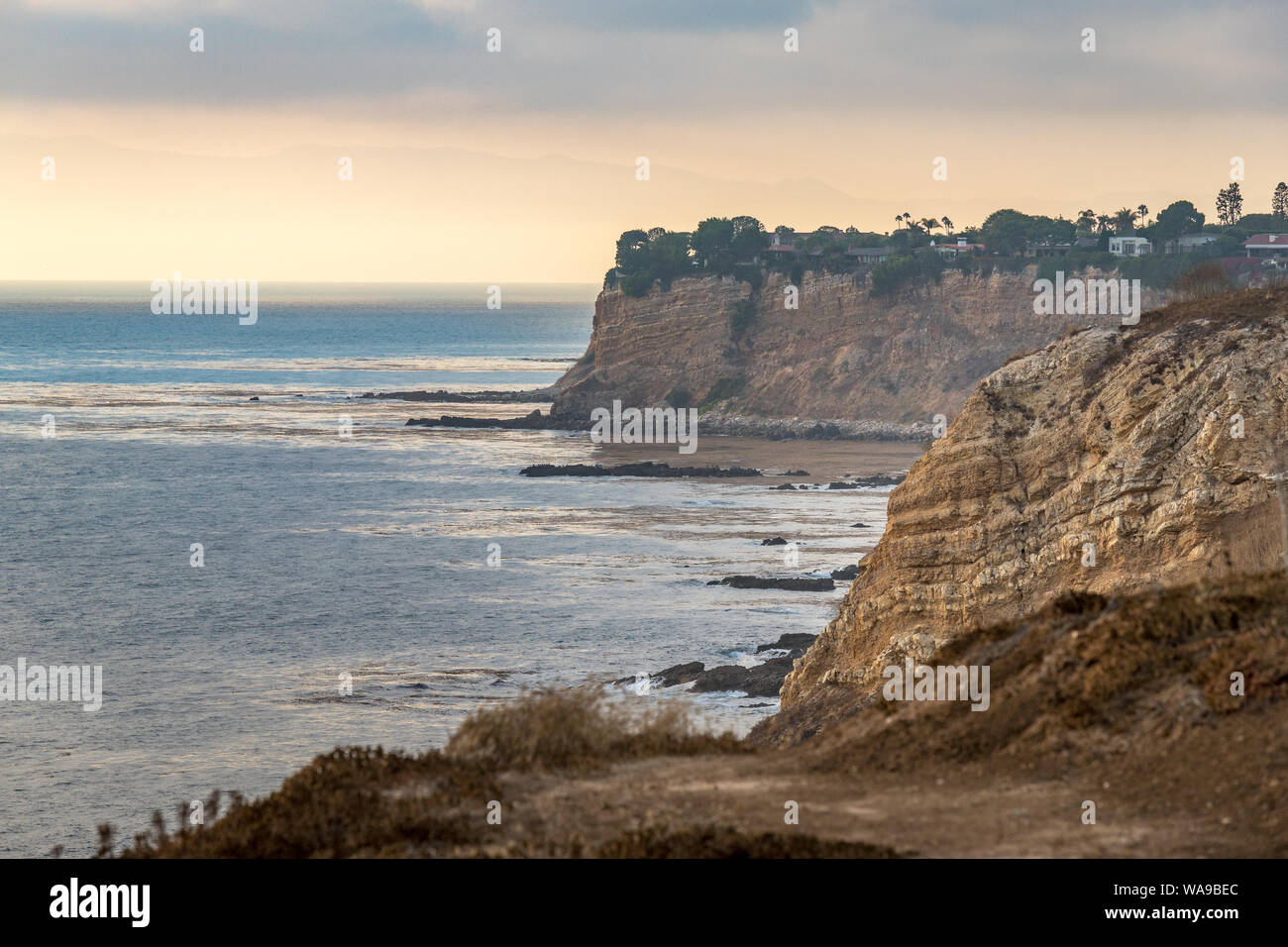 Schönen südlichen kalifornischen Küste Blick auf den hohen Klippen von Golden Bucht bei Sonnenuntergang mit Santa Monica Berge in der Ferne, Seascape Trail, Stockfoto