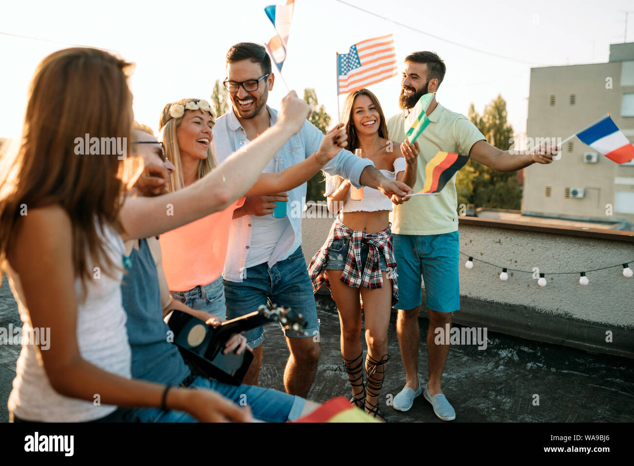 Happy Gruppe junger Freunde Spaß haben im Sommer Stockfoto