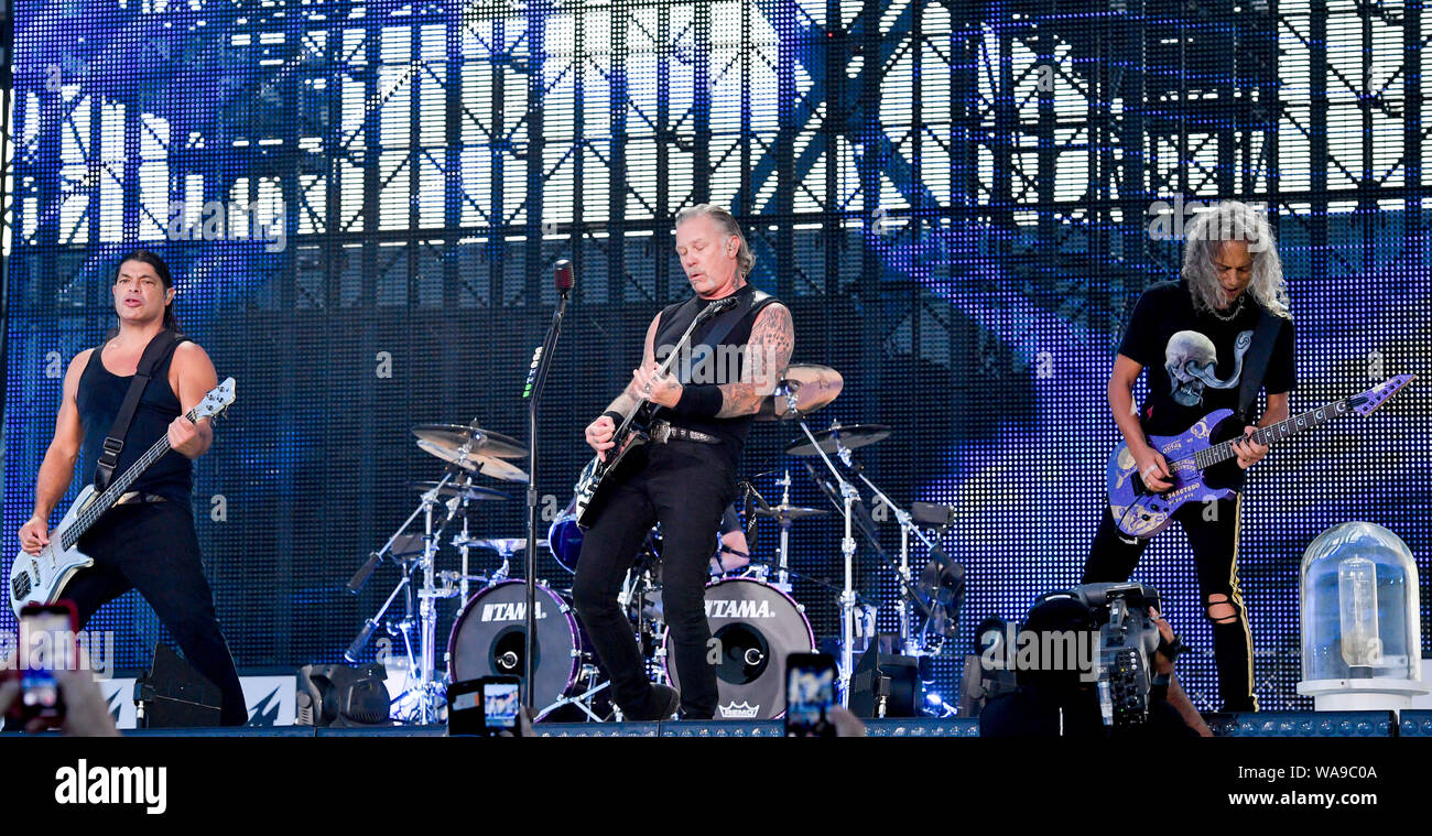 Prag, Tschechische Republik. 18 Aug, 2019. Die Heavy Metal Band Metallica  öffnete seine Prag Konzert für rund 70.000 Menschen mit der Ekstase der  Gold Song von Ennio Morricone aus Das Gute, Das