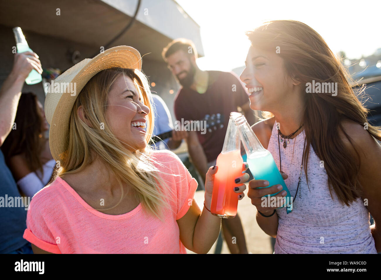 Happy Gruppe junger Freunde Spaß haben im Sommer Stockfoto