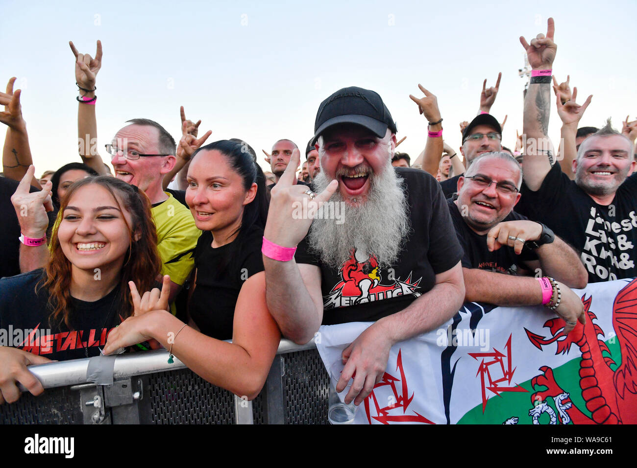 Prag, Tschechische Republik. 18 Aug, 2019. Die Heavy Metal Band Metallica öffnete seine Prag Konzert für rund 70.000 Menschen mit der Ekstase der Gold Song von Ennio Morricone aus Das Gute, Das Schlechte Und Das Häßliche berühmten Spaghetti Western Film am 18. August 2019. Die Band ist zu Besuch in Prag innerhalb seiner WorldWired Tour, die in Lissabon am 1. Mai begann. Auf dem Foto sind die Fans der Band gesehen. Quelle: Vit Simanek/CTK Photo/Alamy leben Nachrichten Stockfoto