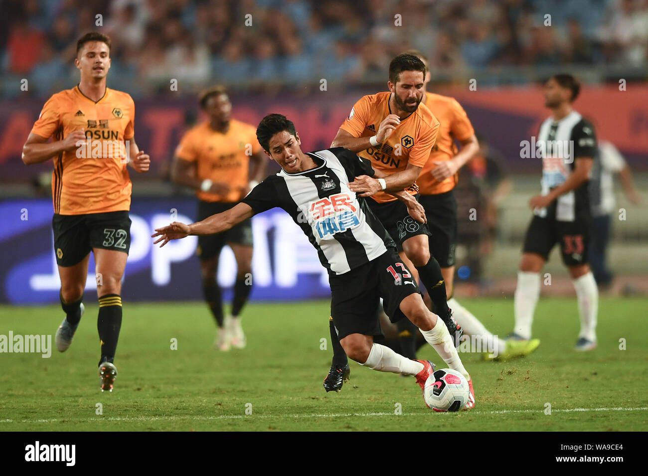 Portugiesische Fußballspieler von Joao Moutinho, rechts, der Wolverhampton Wanderers F.C. der englischen Liga Champions Herausforderungen Yoshinori Muto von Newcastle Stockfoto