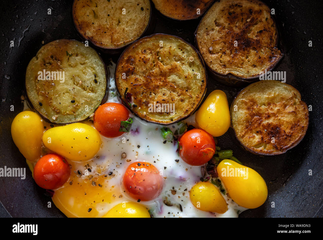 Ansicht von oben auf die Pfanne mit Gemüse und Ei Stockfoto