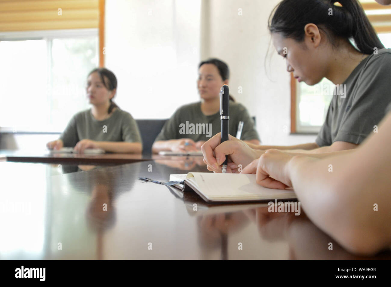 Weibliche Soldaten sind im Einsatz bei der Miliz Außenposten im Yuhuan County, Taizhou City, der ostchinesischen Provinz Zhejiang, 31. Juli 2019. Zwölf Frauen, unter w Stockfoto