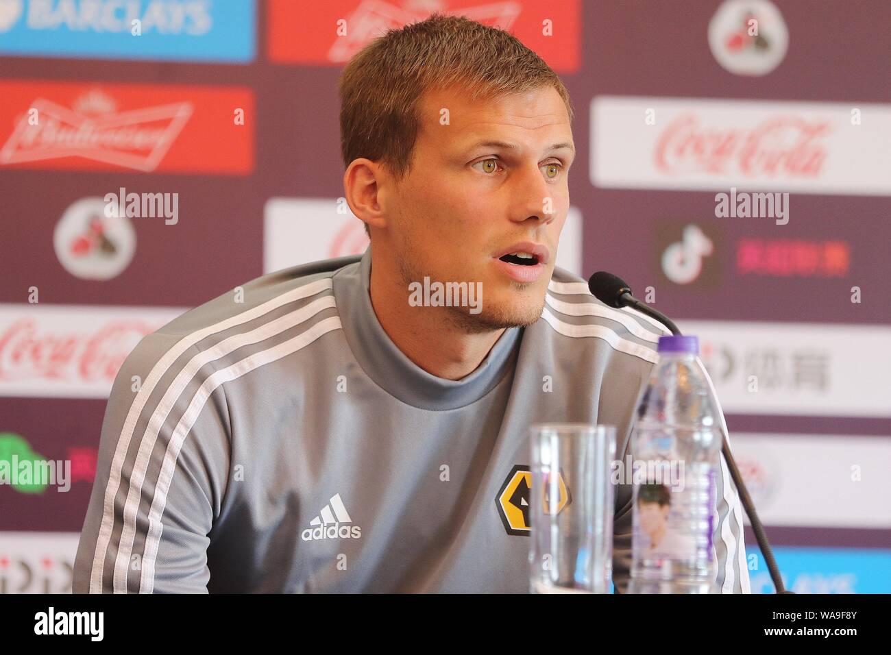 Englische Fußball-Spieler Ryan Bennett von Wolverhampton Wanderers F.C. der  englischen Liga Meister nimmt an einer Pressekonferenz im Vorfeld der  Premier Leagu Stockfotografie - Alamy