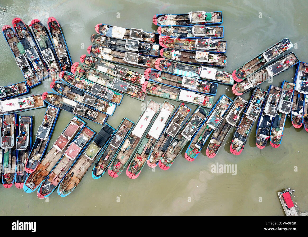 Luftaufnahme von Fischerbooten zusammen an Qingyu Fischereihafen an Ganyu Bezirk, Warten auf das Ende der Fangsaison 2019 geschlossen, in Lianyunga Stockfoto