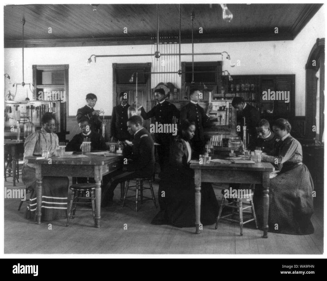 Chemie Unterricht im Hampton Institute - African American männliche und weibliche Studenten, einem indischen Stockfoto