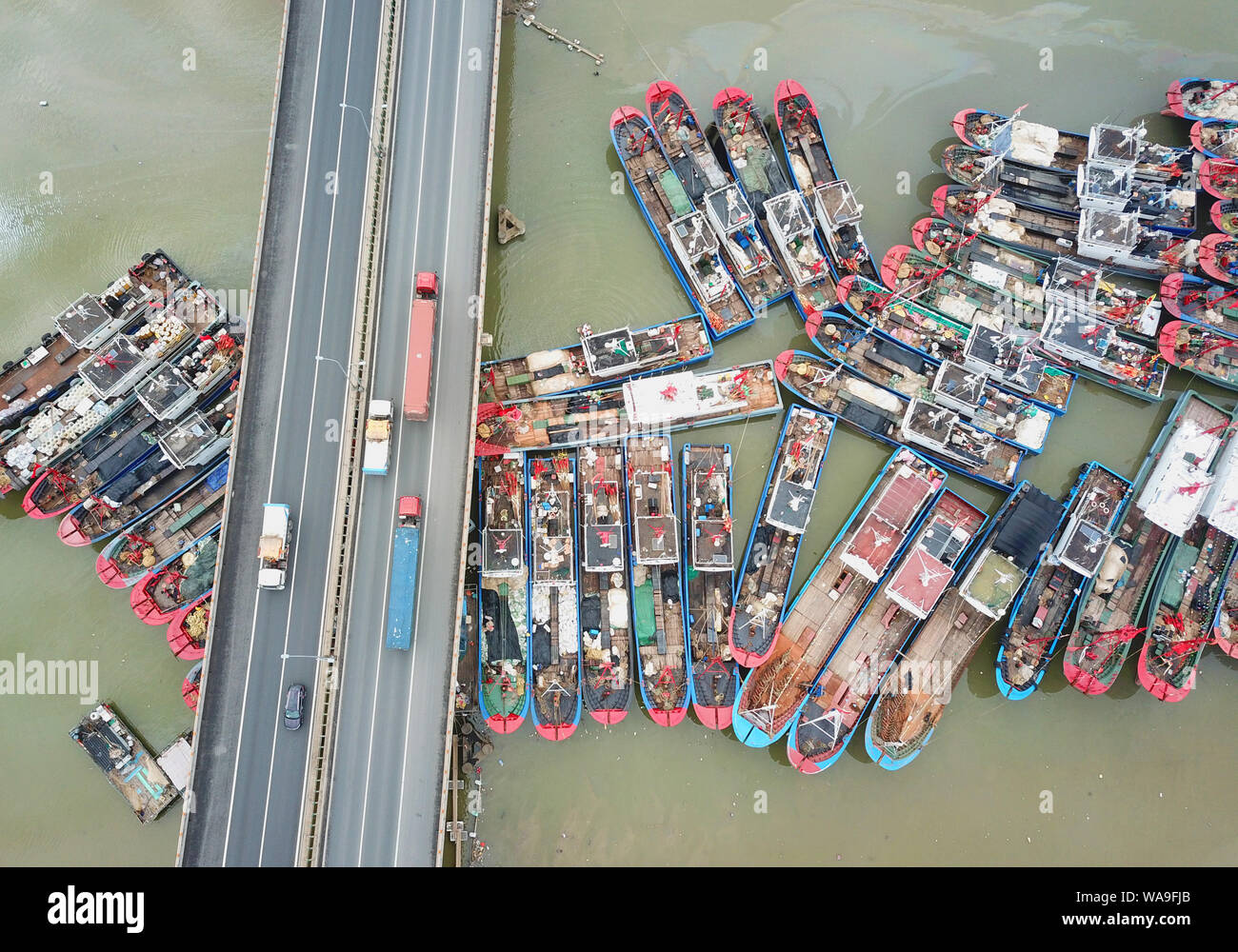 Luftaufnahme von Fischerbooten zusammen an Qingyu Fischereihafen an Ganyu Bezirk, Warten auf das Ende der Fangsaison 2019 geschlossen, in Lianyunga Stockfoto