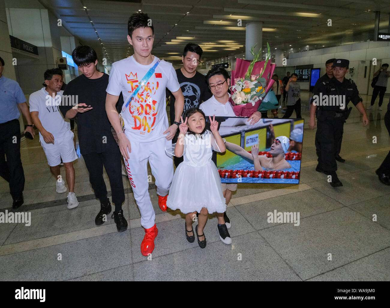 Chinesische schwimmen Olympiasieger Sun Yang ist von den Massen von Fans umgeben, nach der Rückkehr von der Gwangju 2019 FINA WM-Turnier ein Stockfoto