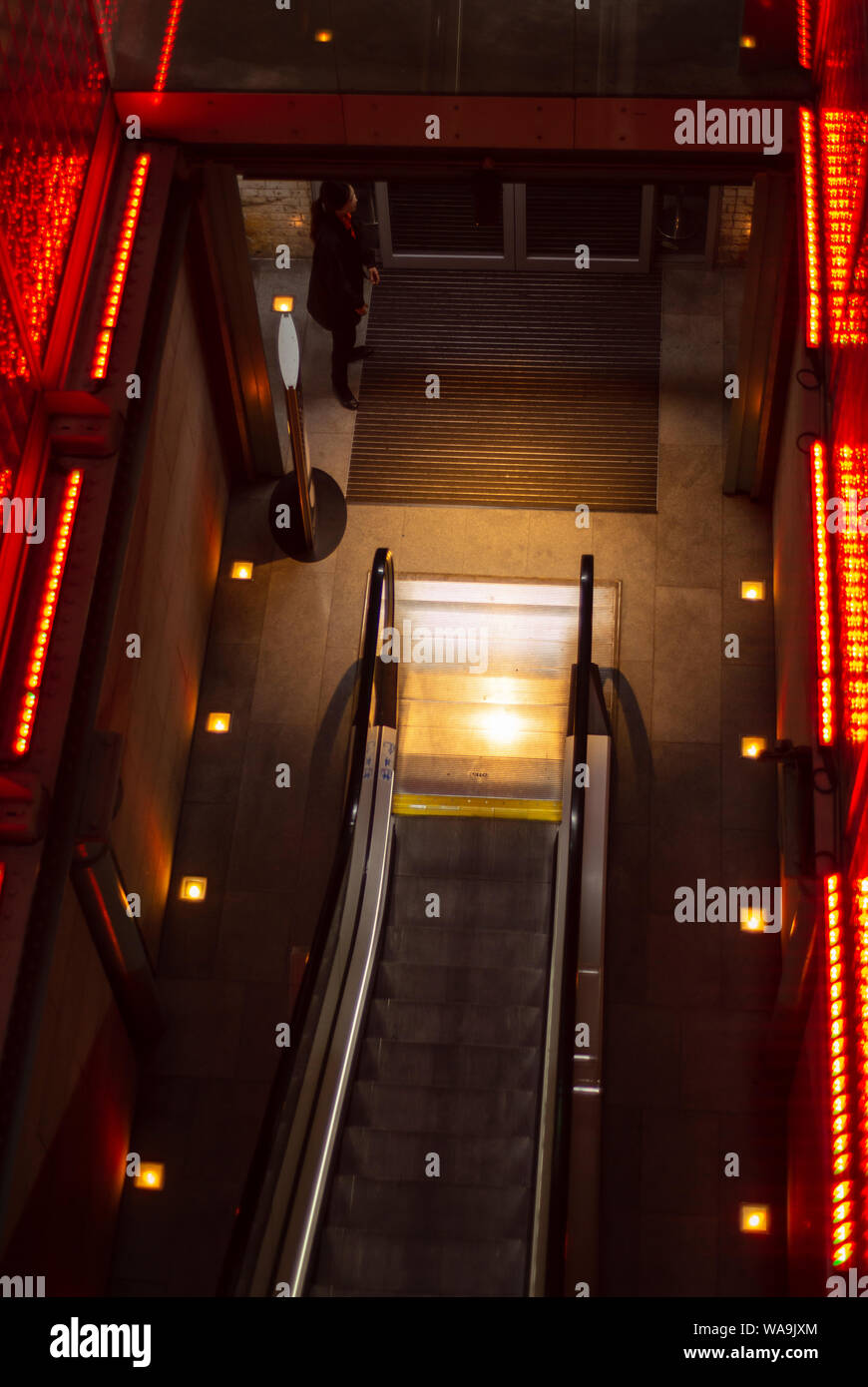 Guinness Storehouse Dublin Brewery Museum mit Innenraum und Eingangsbereich und Rolltreppe von oben Stockfoto