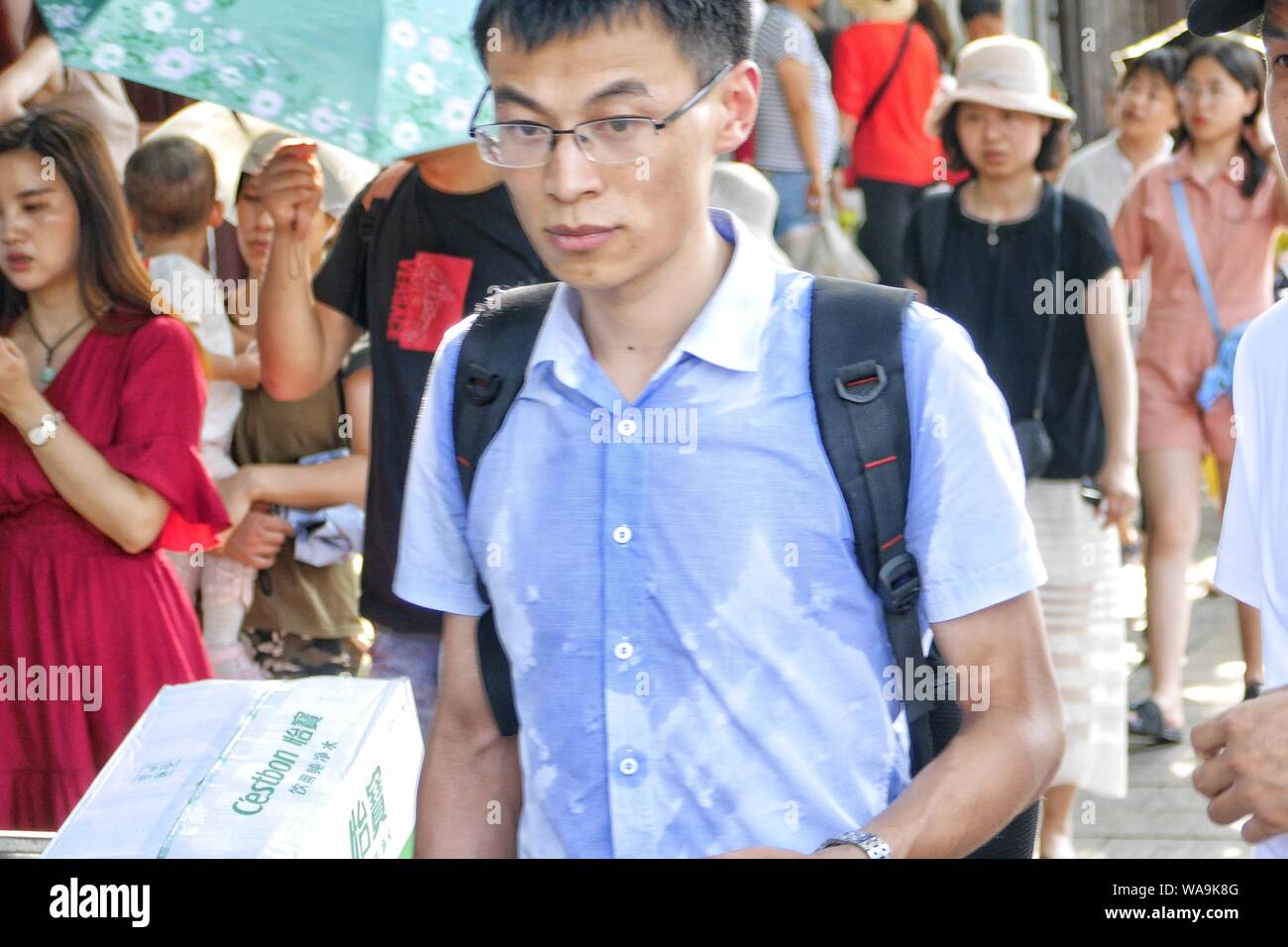 Das Hemd eines touristischen wird durch sein Schweiß an einem heißen Tag in Peking, China, getränkt, 23. Juli 2019. Eine intensive Hitzewelle fegt durch Teile von C Stockfoto
