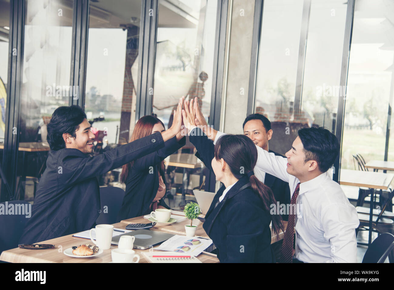 Business Partnern, die hohe fünf komplette ein Deal. Erfolgreiche Teamarbeit Hände Geste. Partnerschaft Business Konzept. Stockfoto