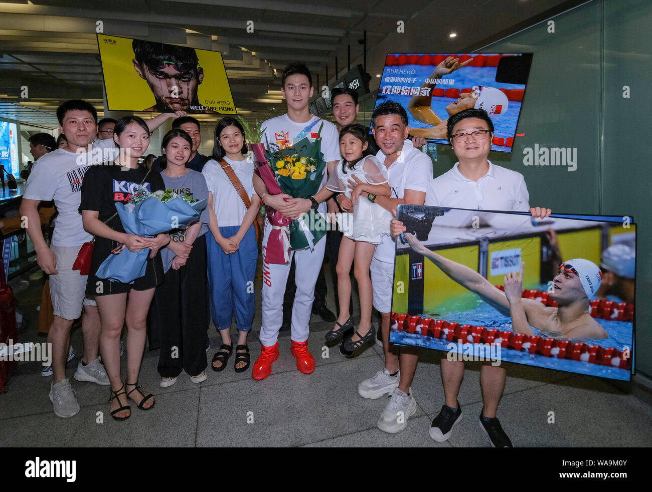 Chinesische schwimmen Olympiasieger Sun Yang ist von den Massen von Fans umgeben, nach der Rückkehr von der Gwangju 2019 FINA WM-Turnier ein Stockfoto