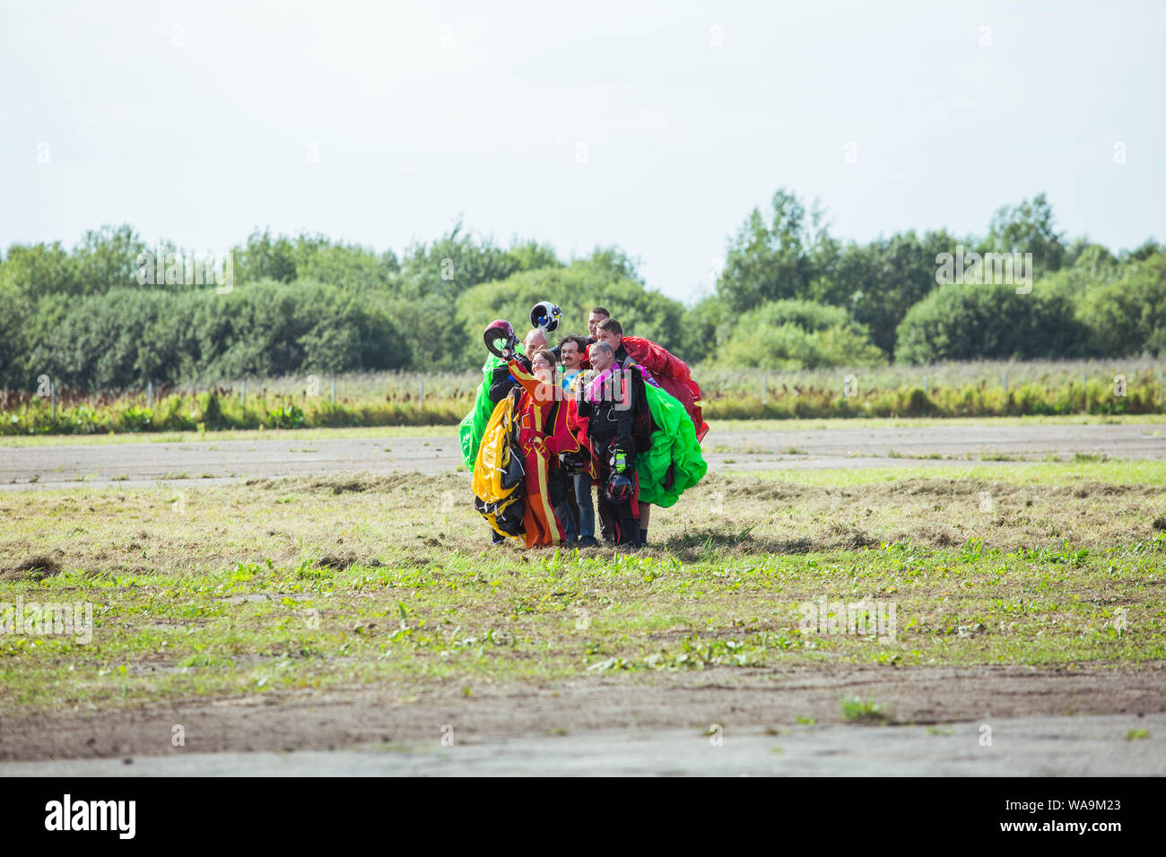 Stadt Riga, der Lettischen Republik. Avio zeigen zu Ehren der Stadt Festival. Fallschirmspringer land mit Fallschirmen auf Ziel. 17. August 2019. Stockfoto