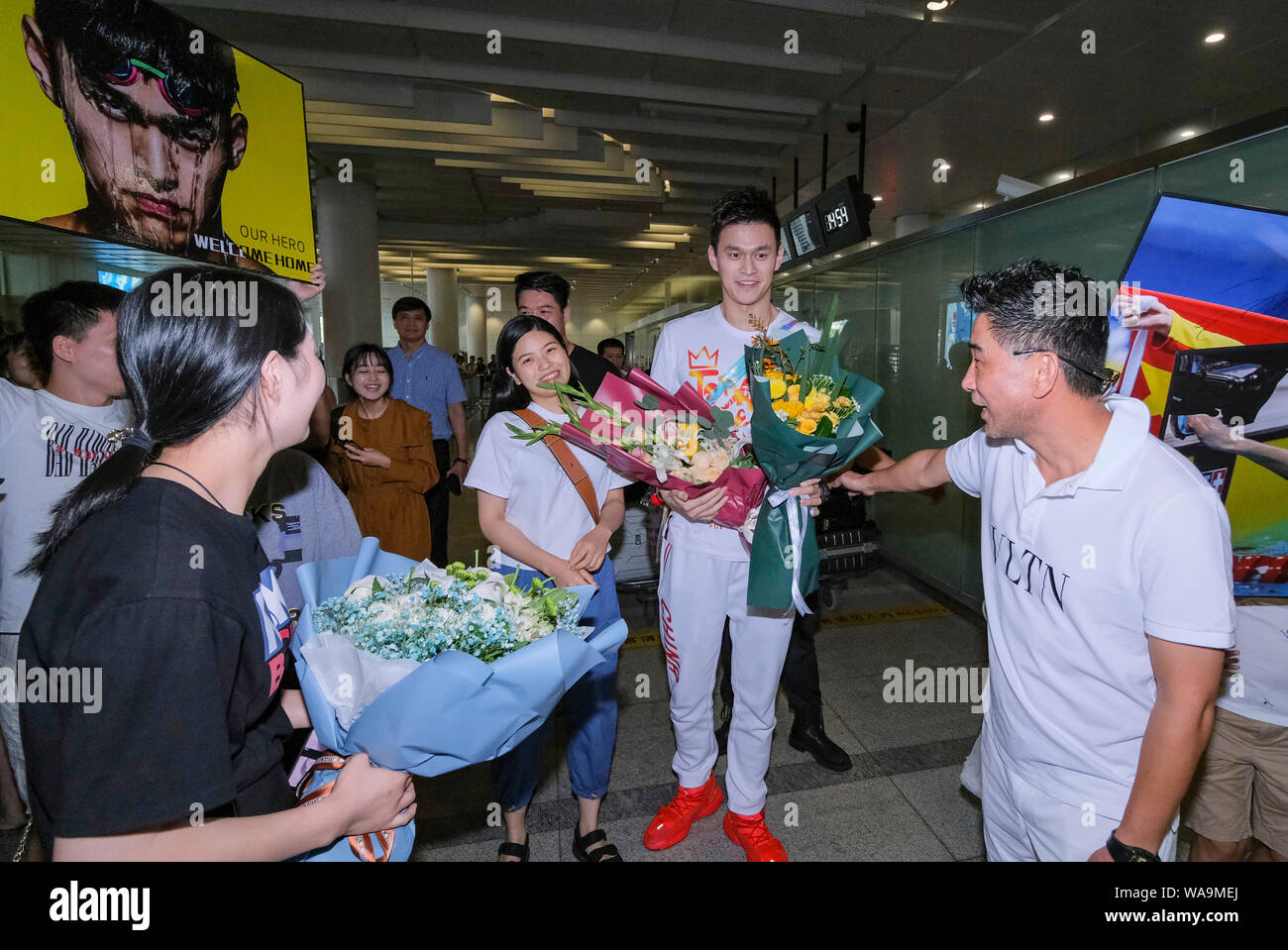 Chinesische schwimmen Olympiasieger Sun Yang ist von den Massen von Fans umgeben, nach der Rückkehr von der Gwangju 2019 FINA WM-Turnier ein Stockfoto