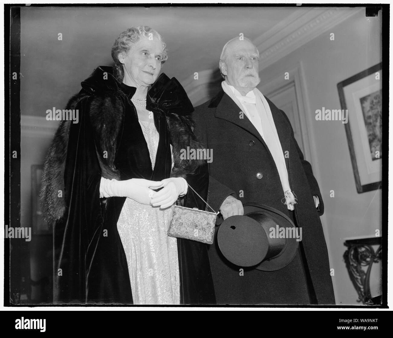 Chief Justice und Frau Charles Evans Hughes besuchen Justiz Empfang im Weißen Haus. Washington, D.C., Jan. 4. Präsident des Obersten Gerichtshofes der USA und Frau Charles Evans Hughes verlassen ihre Heimat heute Abend die Justiz Empfang im Weißen Haus zu besuchen Stockfoto