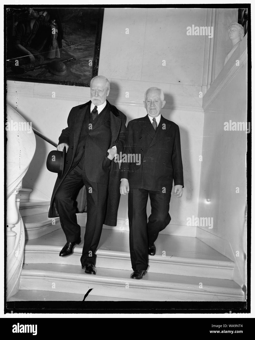 Chief Justice besucht Rote Kreuz treffen. Washington, D.C., Dez. 7. Chief Justice Charles Evans Hughes, Vice President, eine Sitzung des Vorstands der Gründer des Amerikanischen Roten Kreuzes heute verlassen mit dem Vorsitzenden Norman Davis. Davis war Vorsitzender der Organisation heute Wiederbestellt durch Präsident Roosevelt Stockfoto