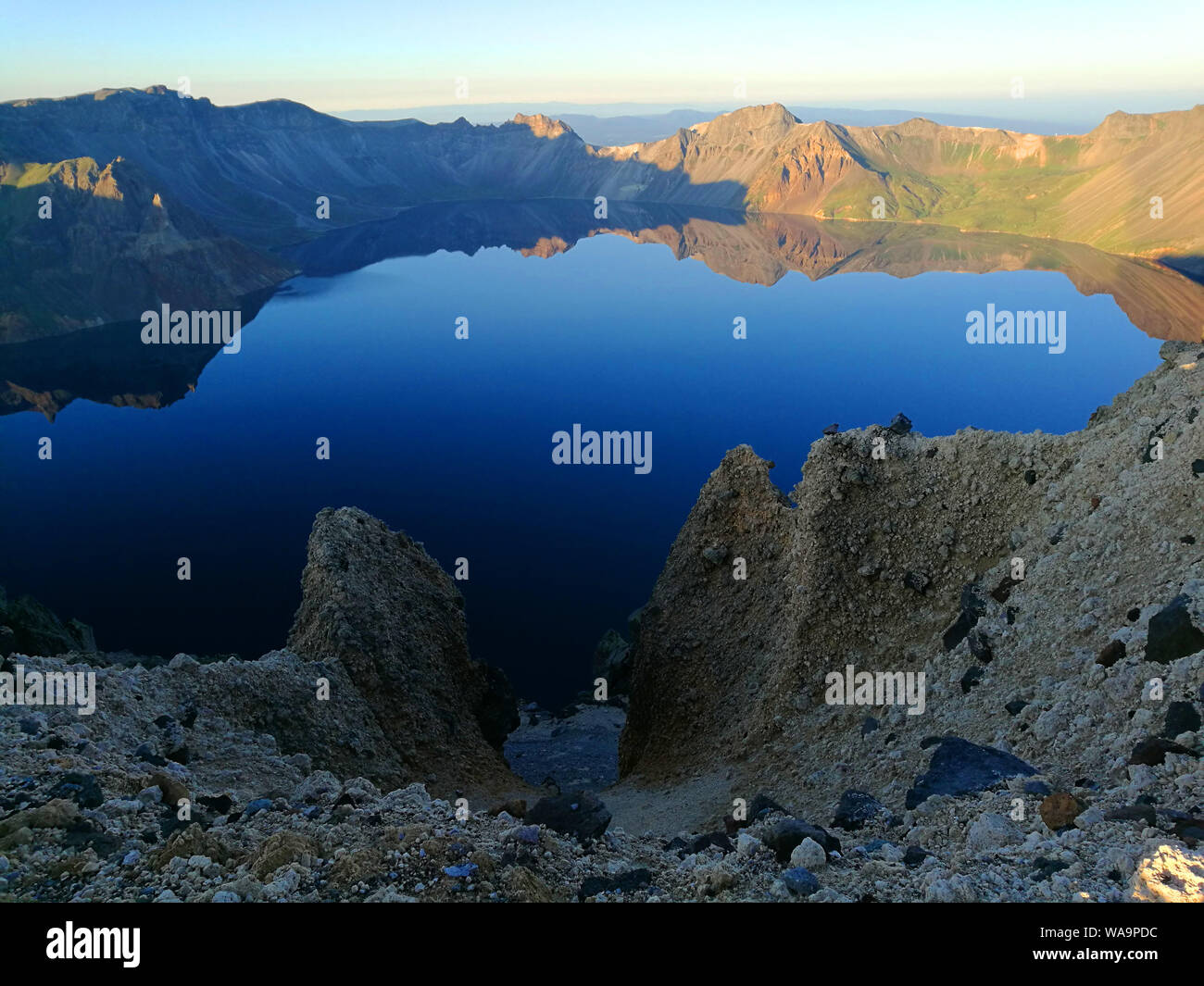 Touristen Masse der Paektu, baekdu oder Changbai Berg die Himmel See in Einzelnachweise koreanischen Autonomen Präfektur zu sehen, Northeast China's Jilin provin Stockfoto