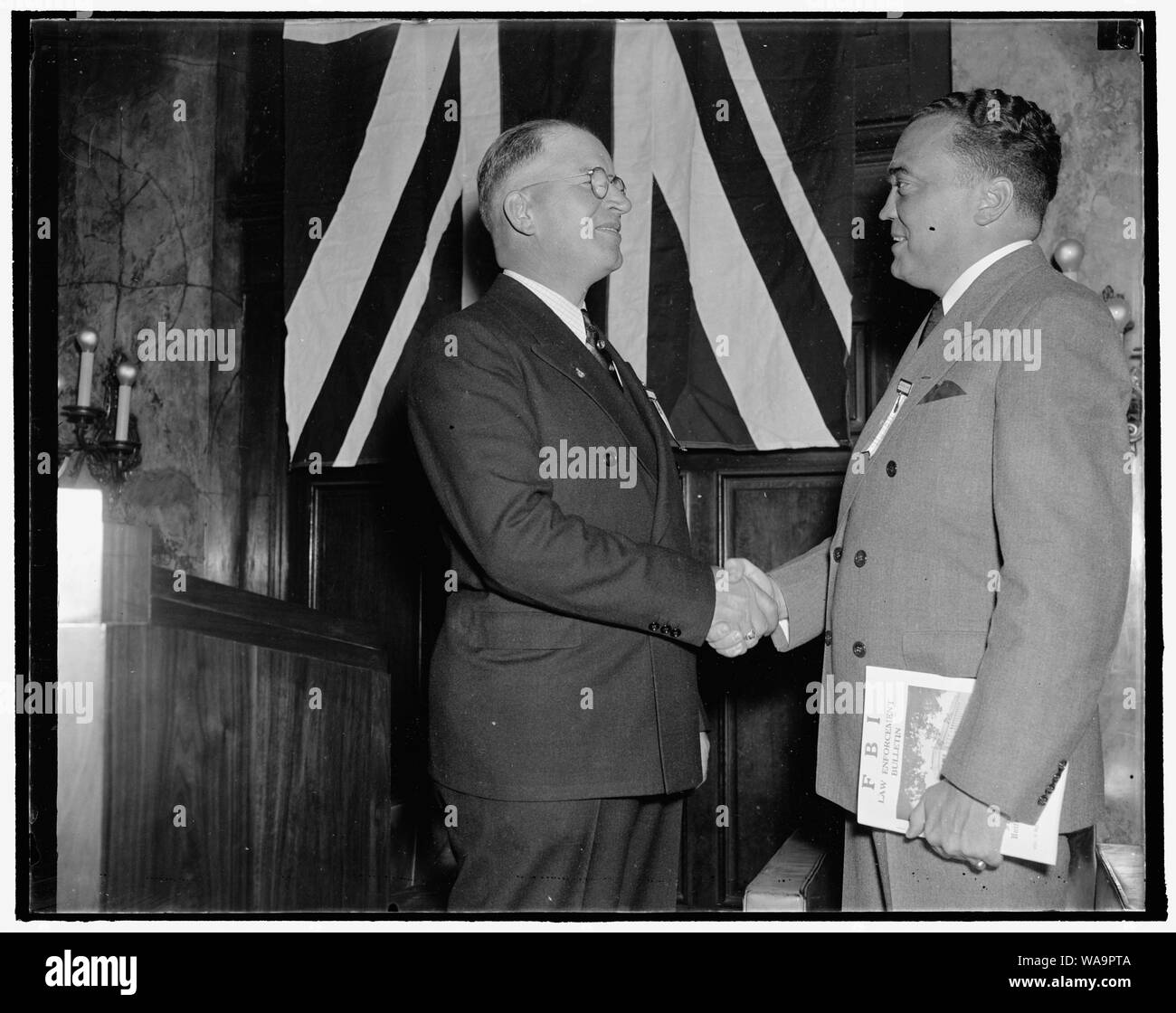 Leiter der G-Männer an der Identifizierung Übereinkommens begrüßt. Washington, D.C., Sept. 29. J.Edgar Hoover, (rechts), Direktor des FBI, ist von Arthur Muchow, Präsident der Internationalen Vereinigung für Identifikation begrüßt, als er im Willard Hotel Heute kamen die Teilnehmer an der Jahrestagung des Vereins herzlich willkommen. 9/29/37 Stockfoto