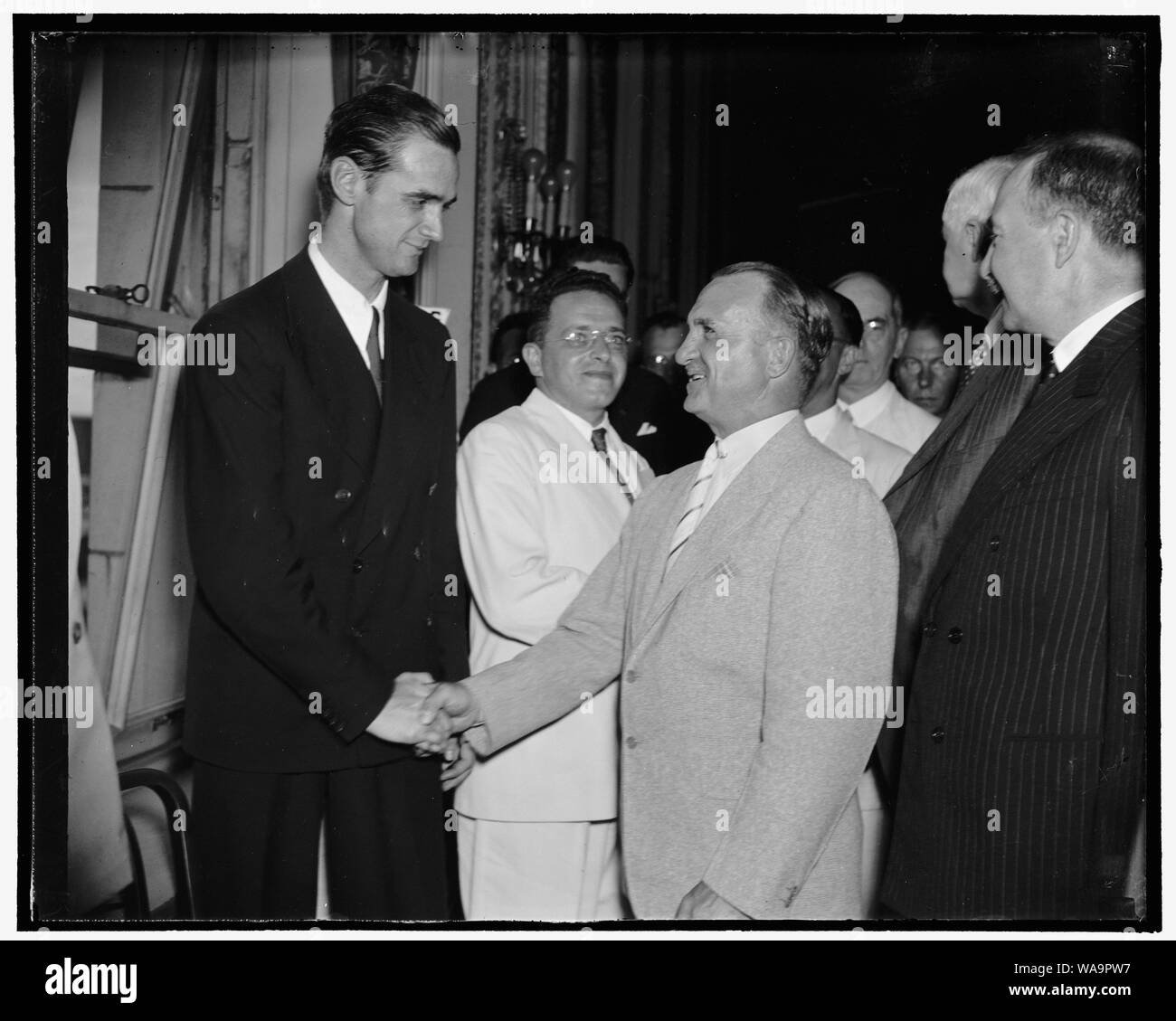 Leiter der Army Air Corps gratuliert Howard Hughes. Washington, D.C., 21. Juli. Gen. Oscar Westover, Chef der Army Air Corps, rechts; gratuliert Howard auf seiner "Rund um die Welt, Hughes war ein Besucher in Washington heute, und der Chef des Air Corps war einer der Ersten, der ihn dazu beglückwünschen, 7/21/38 Stockfoto