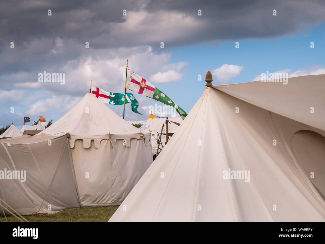 Zelte und Schlacht Insignien in der Living History Camp bei Bosworth Battlefield Re-enactment Veranstaltung, Leicestershire, Großbritannien Stockfoto