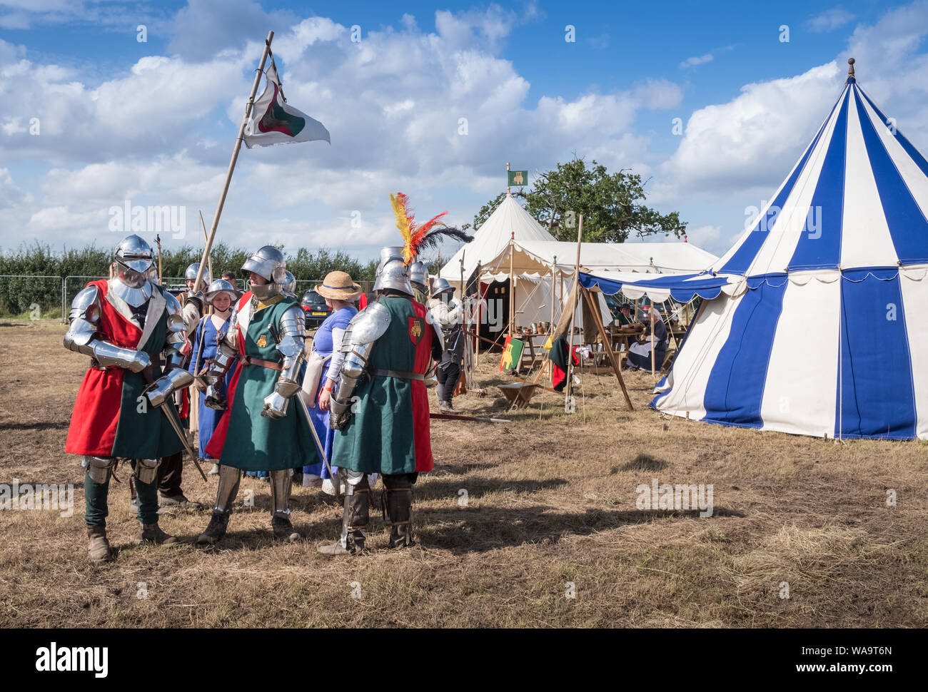 Die Teilnehmer tragen Kleidung und Rüstung in die lebendige Geschichte Camp bei Bosworth Battlefield Re-enactment Veranstaltung, Leicestershire, Großbritannien Stockfoto