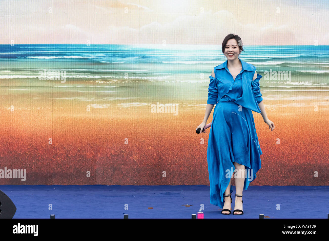 Chinesische Sängerin Jane Zhang, als Zhang Liangying sowie in China bekannt, glamourös im blauen Kleid, erscheint beim Start von Pacific Limone, eine n Stockfoto