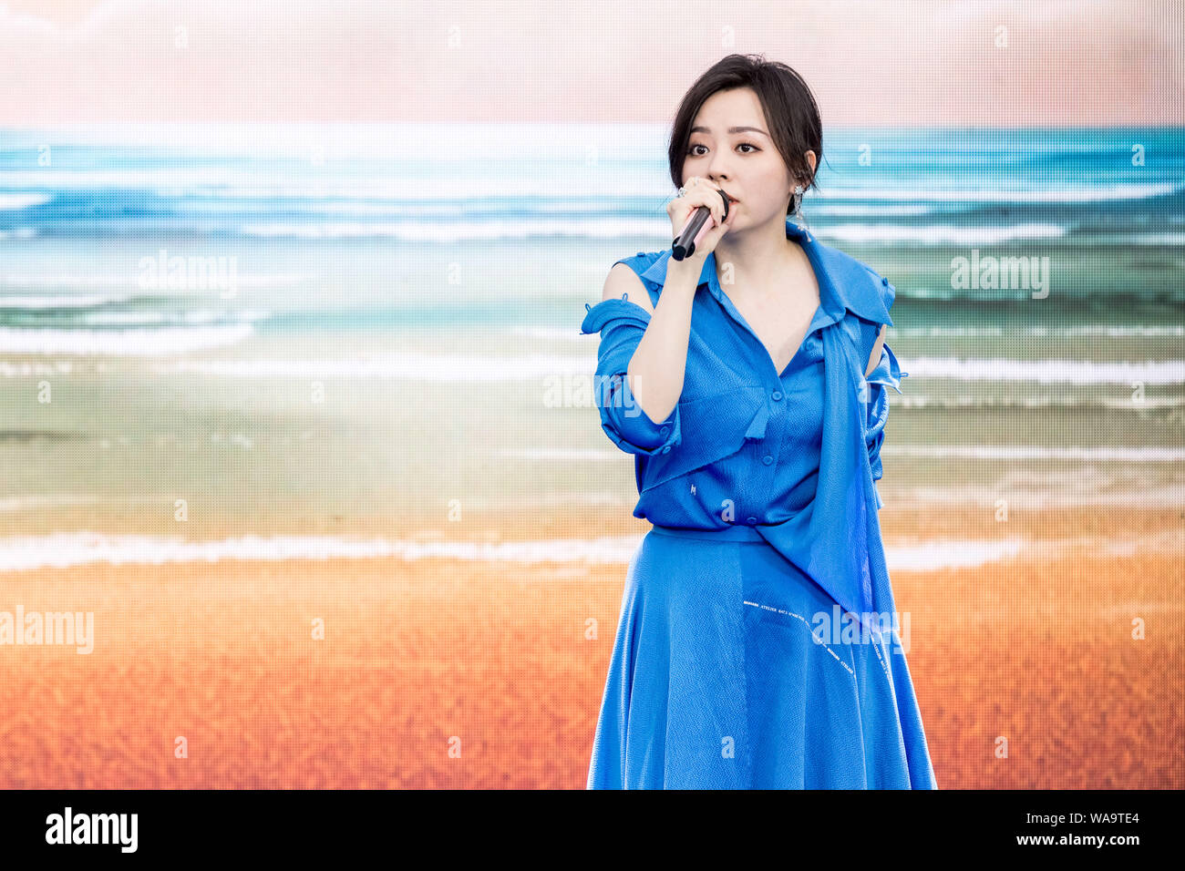 Chinesische Sängerin Jane Zhang, als Zhang Liangying sowie in China bekannt, glamourös im blauen Kleid, erscheint beim Start von Pacific Limone, eine n Stockfoto