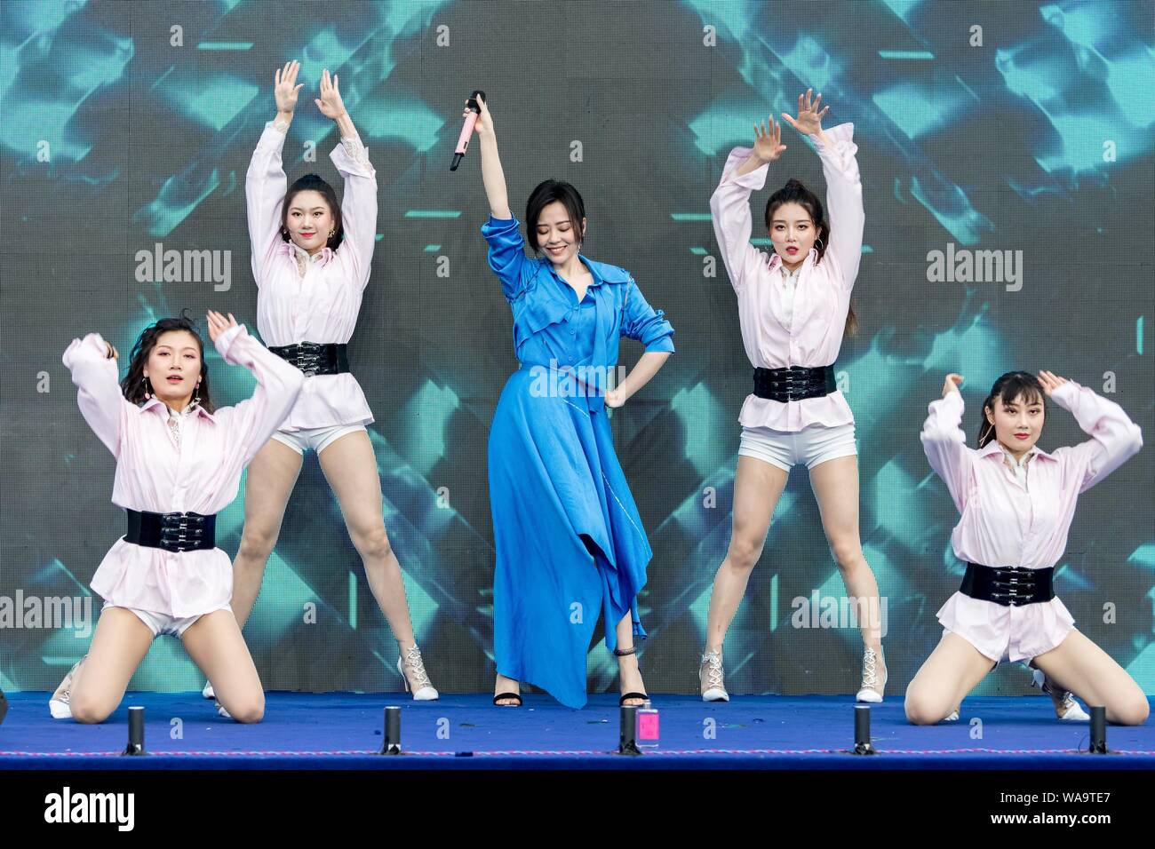 Chinesische Sängerin Jane Zhang, als Zhang Liangying sowie in China bekannt, glamourös im blauen Kleid, erscheint beim Start von Pacific Limone, eine n Stockfoto