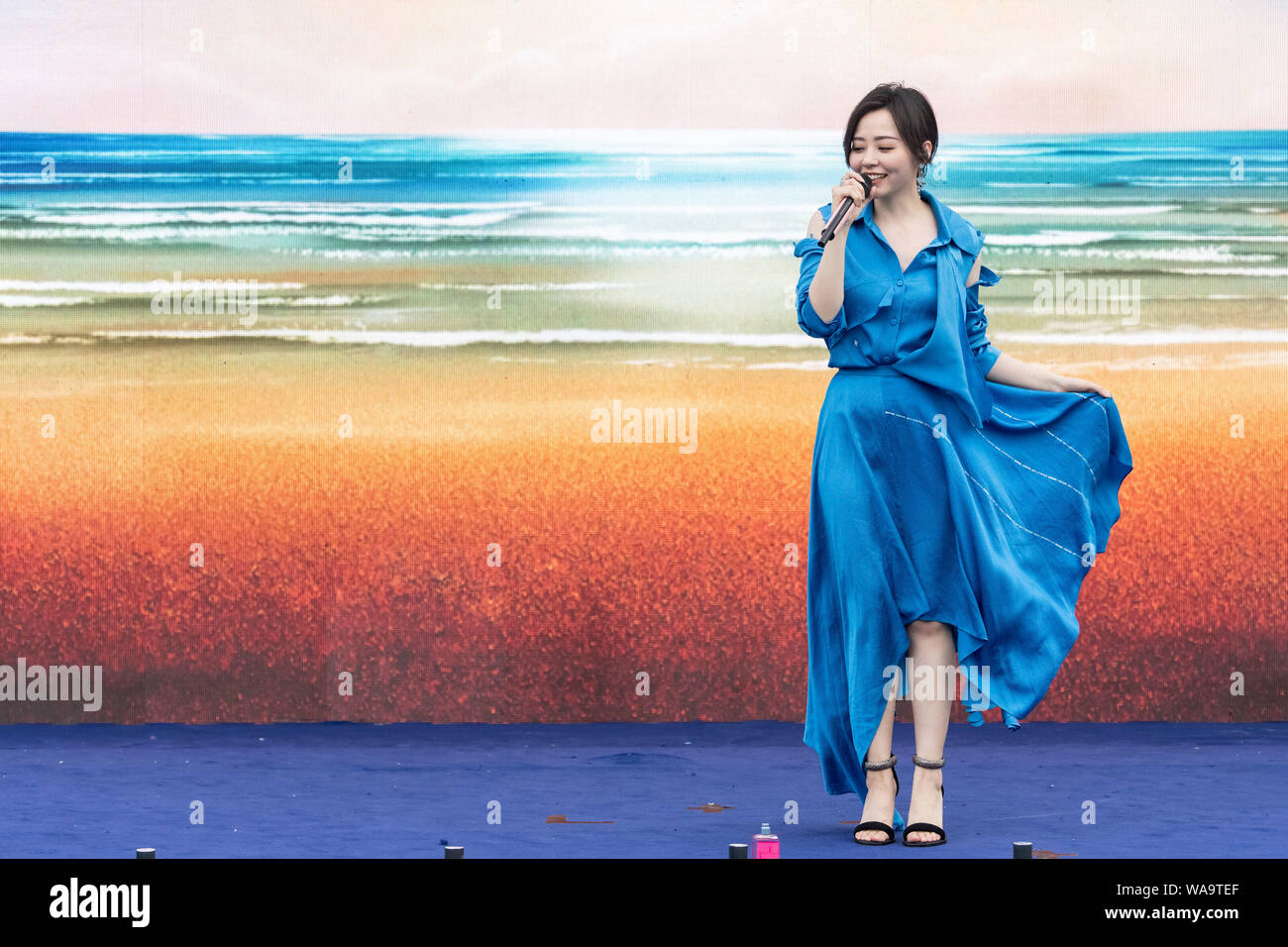 Chinesische Sängerin Jane Zhang, als Zhang Liangying sowie in China bekannt, glamourös im blauen Kleid, erscheint beim Start von Pacific Limone, eine n Stockfoto