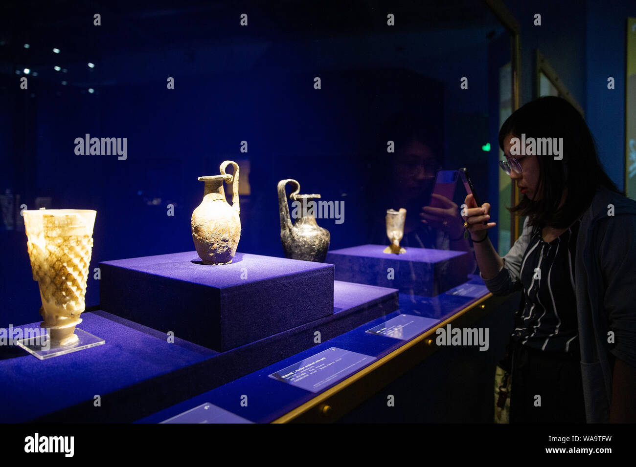 Ein Besucher Schätze und Relikte aus der afghanischen nationalen Schätze während einer Ausstellung in einem Museum in Nanjing, Provinz Jiangsu, China 8. Stockfoto