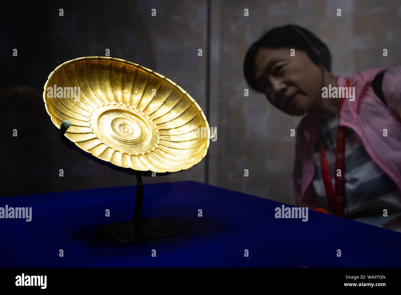Ein Besucher Schätze und Relikte aus der afghanischen nationalen Schätze während einer Ausstellung in einem Museum in Nanjing, Provinz Jiangsu, China 8. Stockfoto