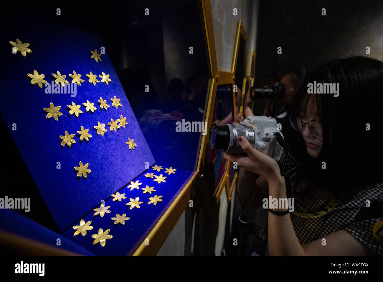 Ein Besucher Schätze und Relikte aus der afghanischen nationalen Schätze während einer Ausstellung in einem Museum in Nanjing, Provinz Jiangsu, China 8. Stockfoto